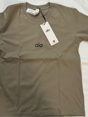 ALO Yoga Women's Short Sleeve Tee in Olive Green